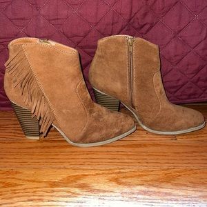 NEW WOMEN’S BOOTIES WITH FRINGE